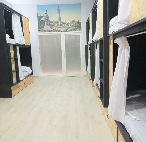 تختخواب در اتاق مشترک, Planeta Cadiz Hostel