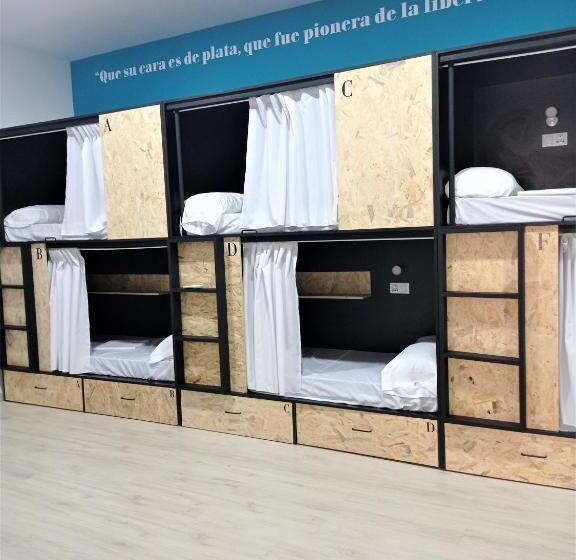 تختخواب در اتاق مشترک, Planeta Cadiz Hostel