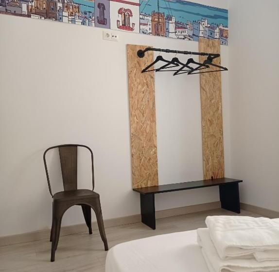 اتاق لوکس با بالکن, Planeta Cadiz Hostel