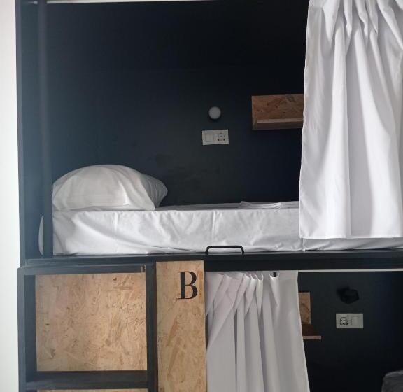 تختخواب در اتاق مشترک, Planeta Cadiz Hostel