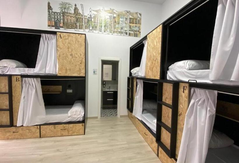 تختخواب در اتاق مشترک, Planeta Cadiz Hostel
