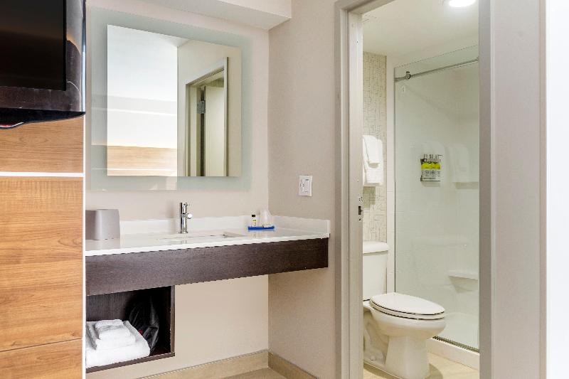 Люкс Кровать Кинг, Holiday Inn Express Hotel & Suites Albuquerque Midtown, An Ihg