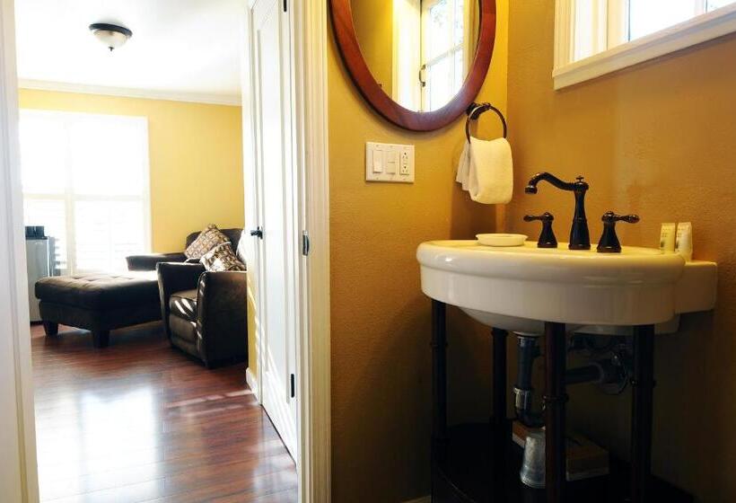 스위트 킹사이즈 침대, Sunset Inn Pacific Grove