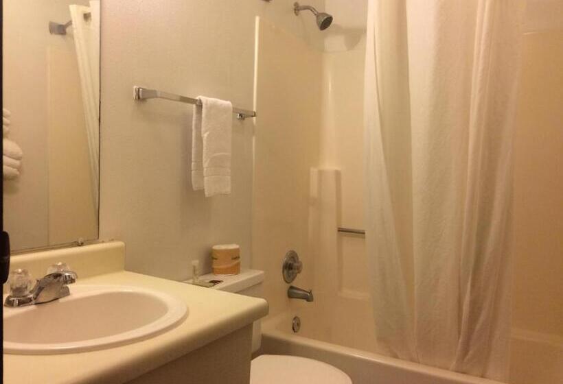 带2个双人床的标准工作室, Super 8 By Wyndham Ogden