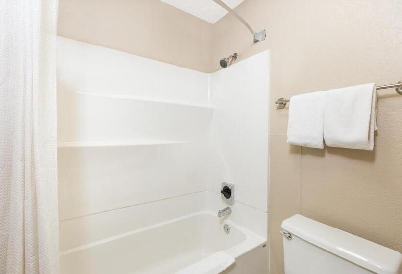 스탠다드 스튜디오, Super 8 By Wyndham Blue Earth