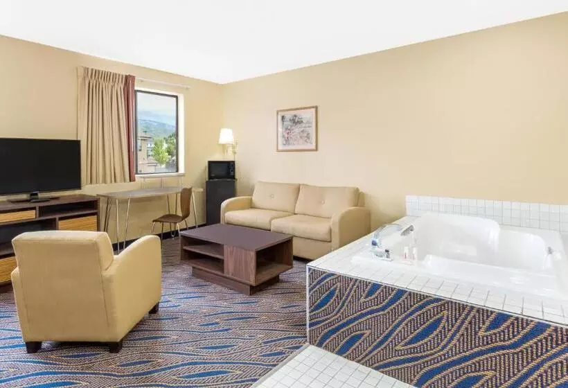 Deluxe Suite King Bed, Super 8 By Wyndham Cedar City