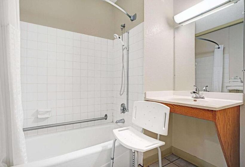 غرفة قياسية لذوى الاحتياجات الخاصة, Super 8 By Wyndham Rogers Minnesota