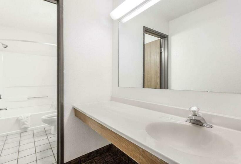 带2个双人床的标准工作室, Super 8 By Wyndham Summersville