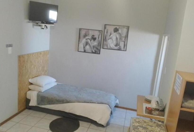 家庭间, Larochelle Guesthouse