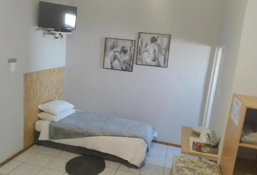اتاق خانوادگی, Larochelle Guesthouse