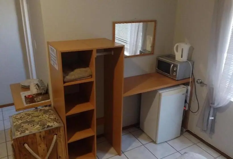 اتاق خانوادگی, Larochelle Guesthouse