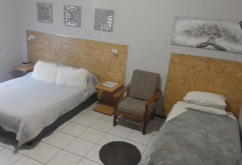اتاق خانوادگی, Larochelle Guesthouse
