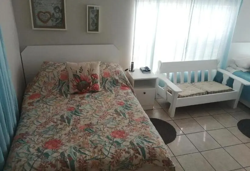 اتاق استاندارد سه نفره, Larochelle Guesthouse