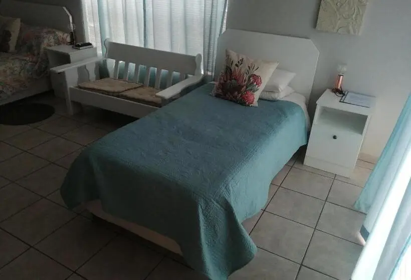 اتاق استاندارد سه نفره, Larochelle Guesthouse