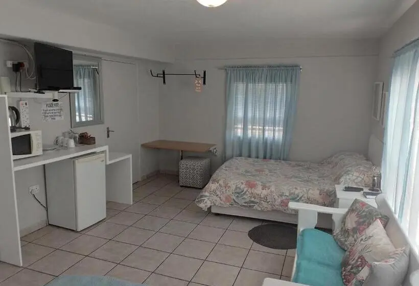 اتاق استاندارد سه نفره, Larochelle Guesthouse