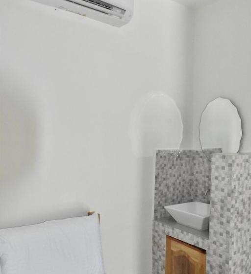 استودیوی استاندارد, Charlina Inn Panglao
