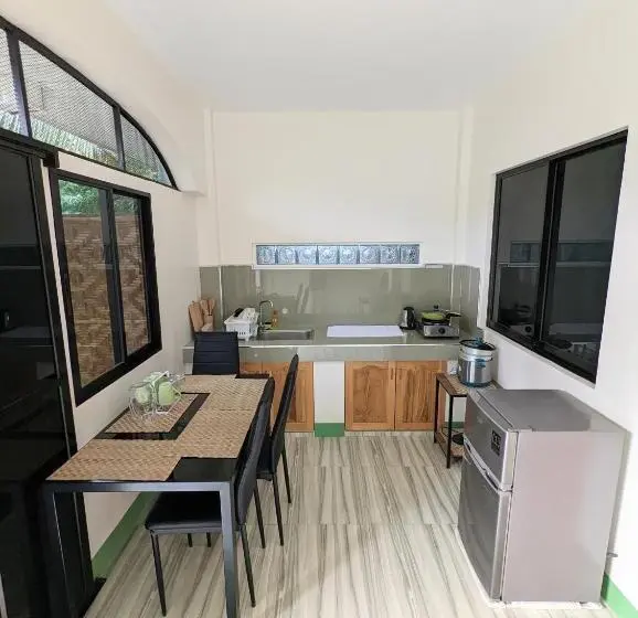 スタンダードスタジオ, Charlina Inn Panglao