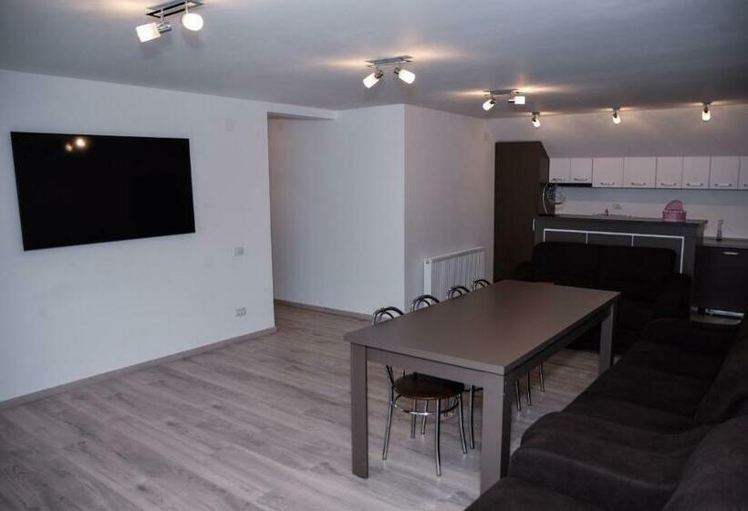 غرفة قياسية, New House