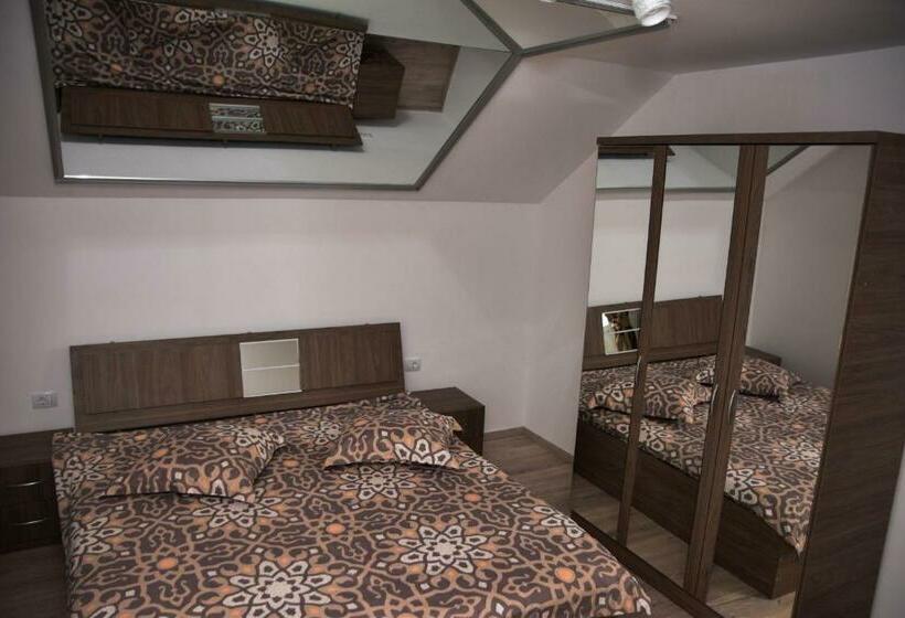 غرفة قياسية, New House