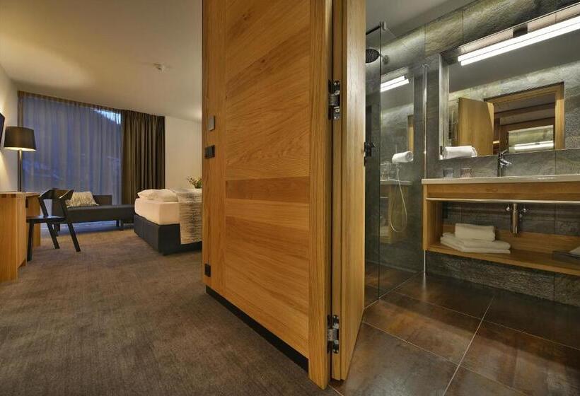 Трехместный Номер Superior, Grand Hotel Hradec