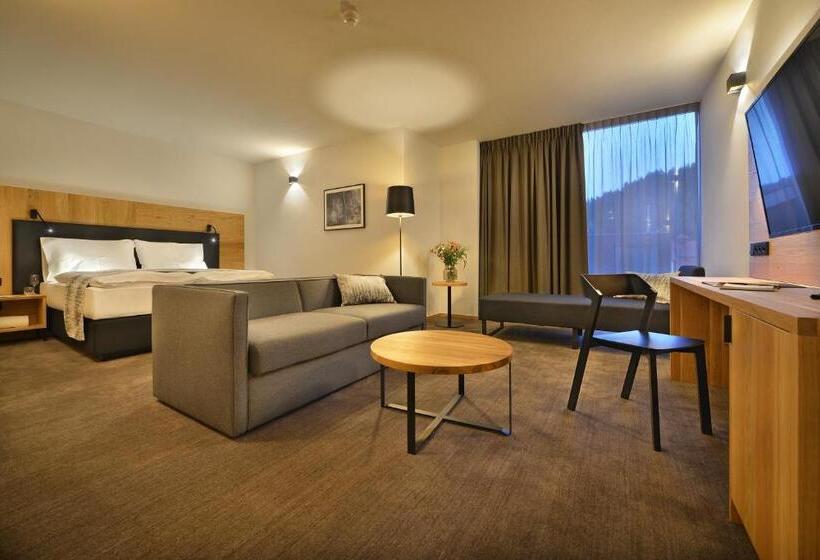 Полулюкс, Grand Hotel Hradec