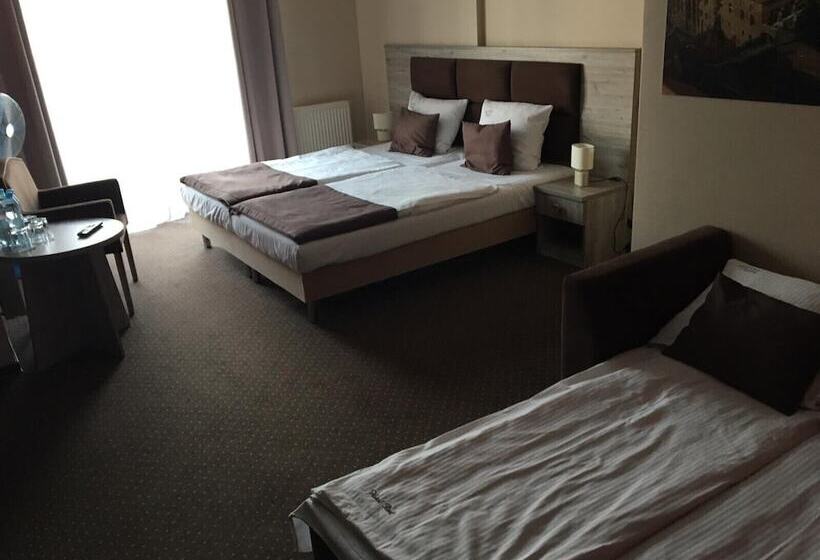 חדר משפחתי, Piast Przy Zamku