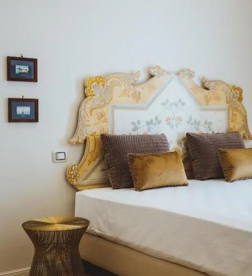 اتاق سوپریور با تخت بزرگ, Casa Vittoria Napoli  Santa Lucia