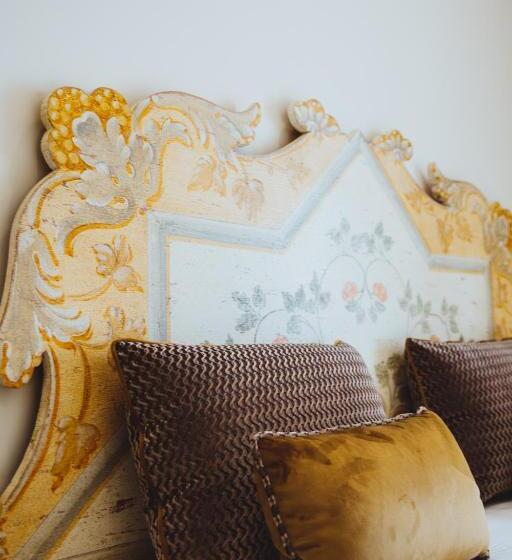 اتاق سوپریور با تخت بزرگ, Casa Vittoria Napoli Santa Lucia