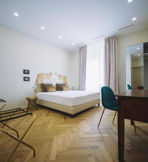 اتاق سوپریور با تخت بزرگ, Casa Vittoria Napoli Santa Lucia