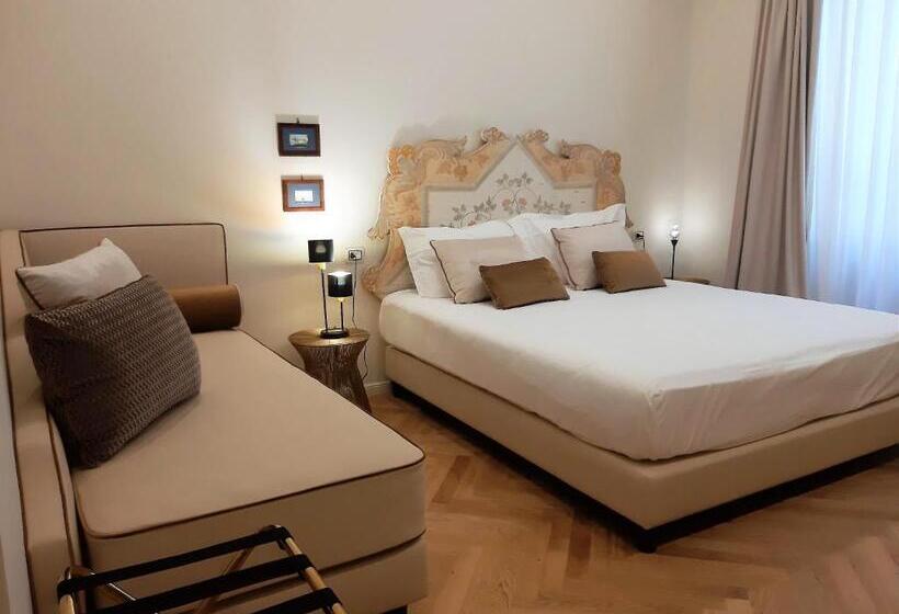 اتاق سوپریور با تخت بزرگ, Casa Vittoria Napoli Santa Lucia