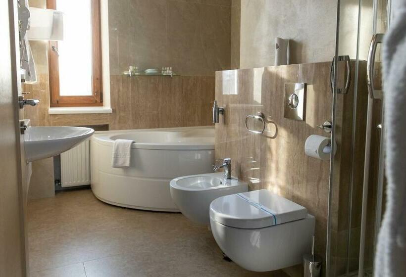 سوییت, Mandarin Clubhouse