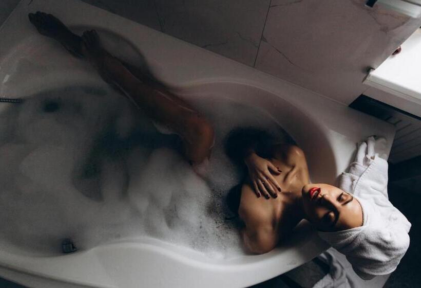 استودیوی استاندارد, Mandarin Clubhouse