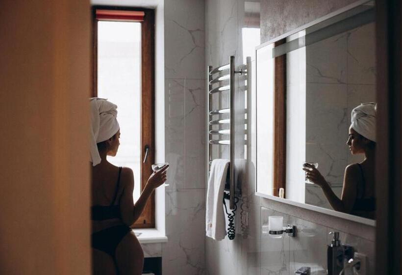 استودیوی استاندارد, Mandarin Clubhouse