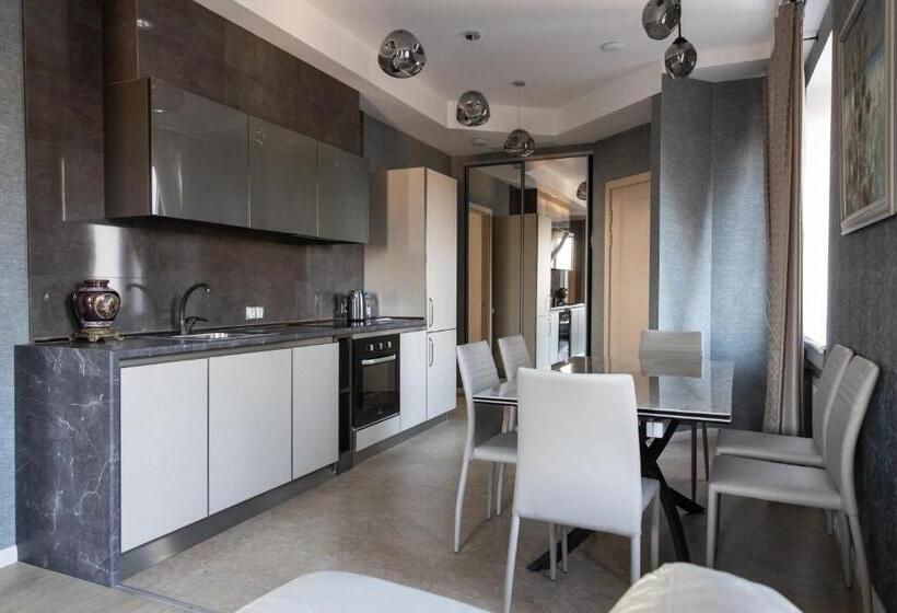 سوییت, Mandarin Clubhouse