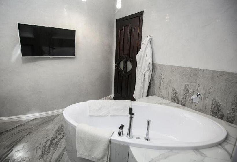 1 Bedroom Penthouse Apartment, Mandarin Clubhouse