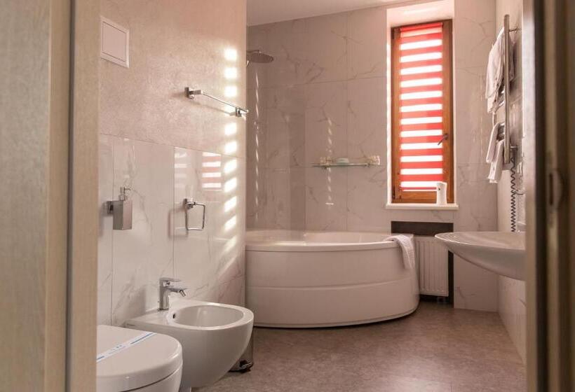 استودیوی استاندارد, Mandarin Clubhouse