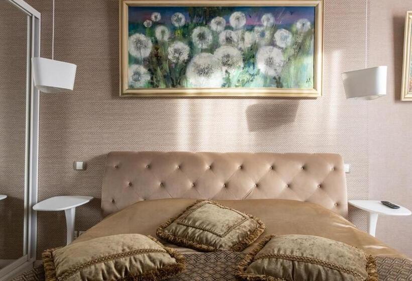 استودیوی استاندارد, Mandarin Clubhouse