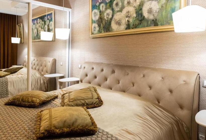 استودیوی استاندارد, Mandarin Clubhouse