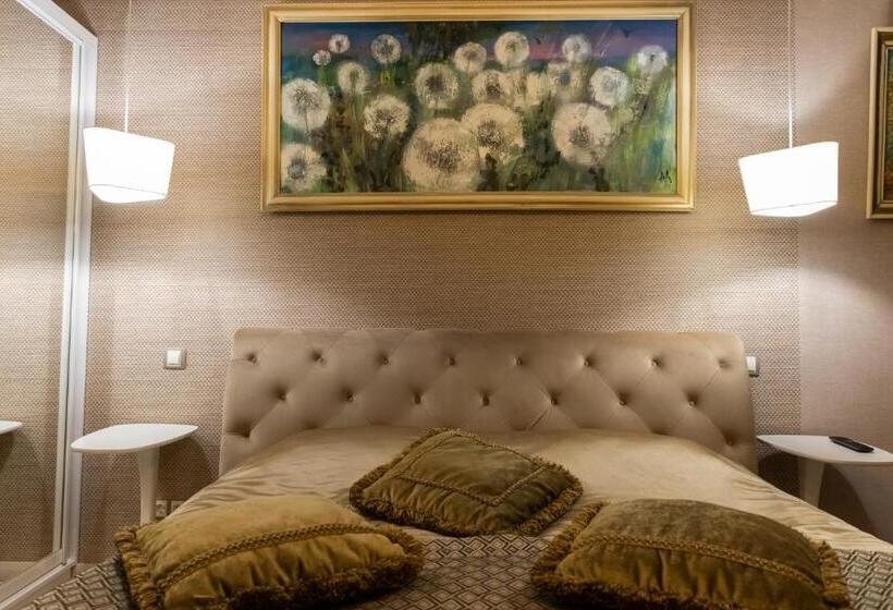 استودیوی استاندارد, Mandarin Clubhouse