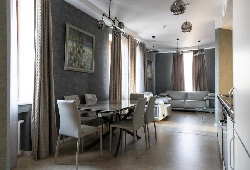 سوییت, Mandarin Clubhouse