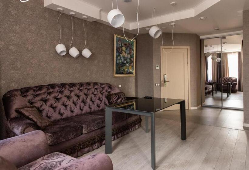 استودیوی استاندارد, Mandarin Clubhouse