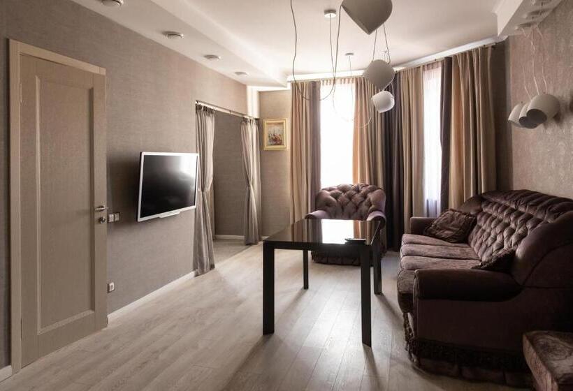 스탠다드 스튜디오, Mandarin Clubhouse