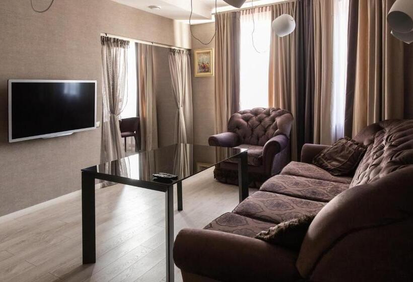 استودیوی استاندارد, Mandarin Clubhouse