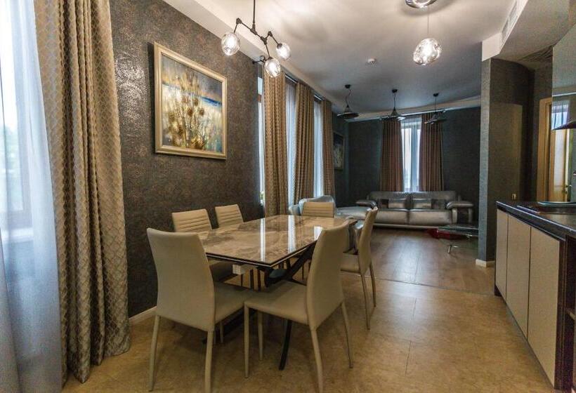 استودیوی استاندارد, Mandarin Clubhouse