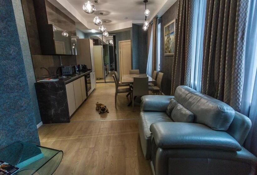 استودیوی استاندارد, Mandarin Clubhouse