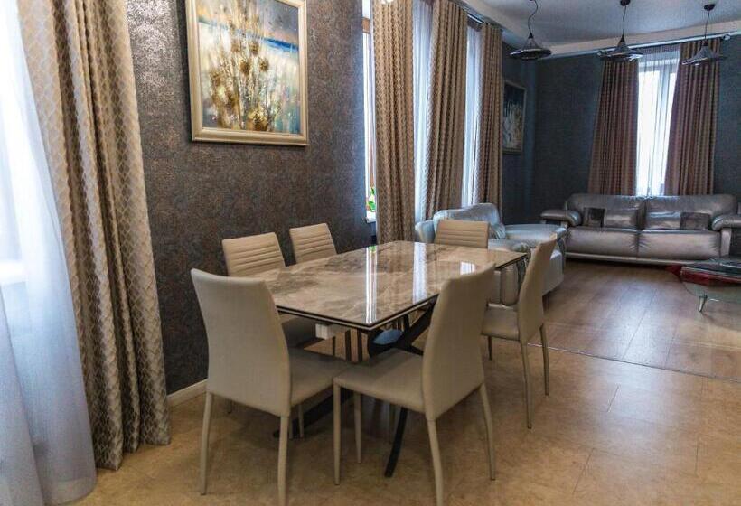 استودیوی استاندارد, Mandarin Clubhouse