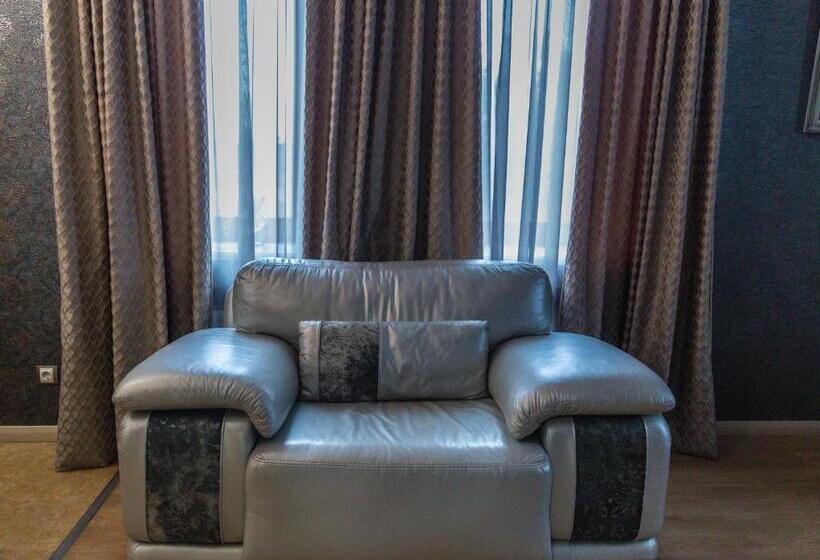 استودیوی استاندارد, Mandarin Clubhouse