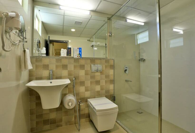 家庭套房, Sterling Thekkady