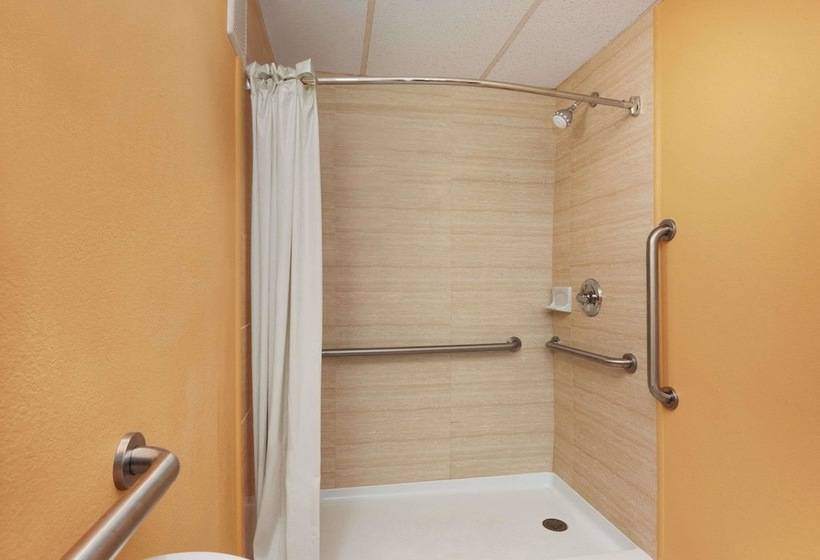 2ダブルベッドのスタンダードルーム, Days Inn By Wyndham Queensbury/lake George