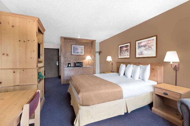 带大床的标准间, Super 8 By Wyndham Chamberlain Sd